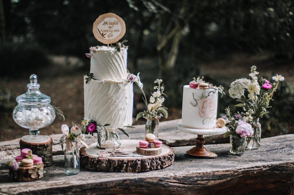 vintage-boho-woodland-wedding-cakes