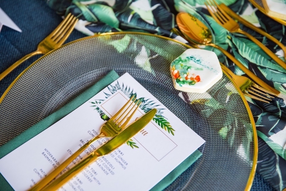 tropical-wedding-place-setting