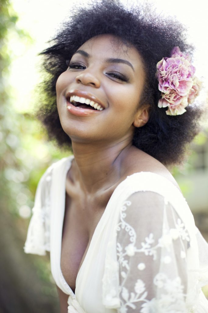 5 Tips for Wearing Fresh Flowers in Your Wedding Hairstyle Make