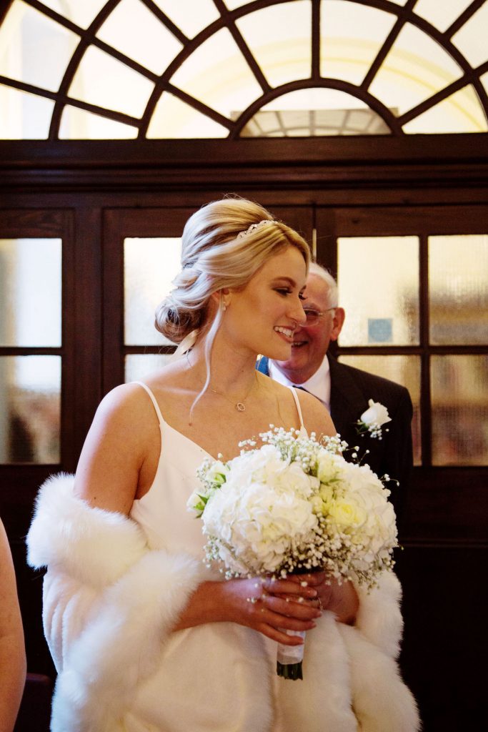 winter-bride-white-bouquet-fur-stole-register-office