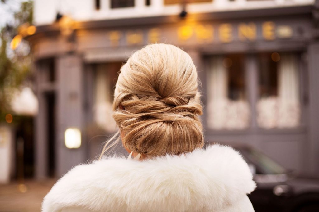 textured-low-bun-for-chic-city-bride