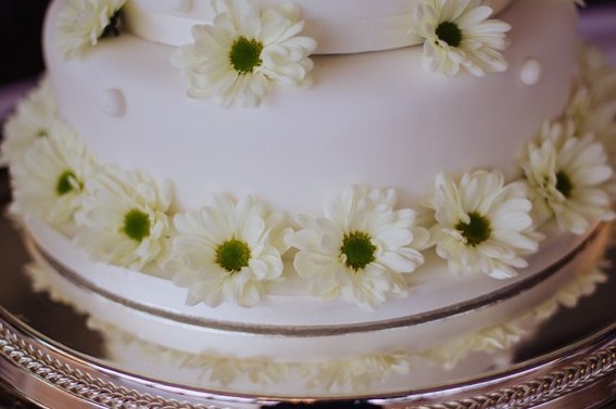 wedding cake with white daisies